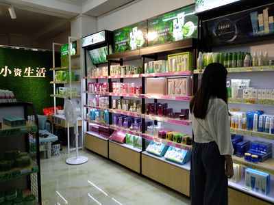 加盟哪個化妝品專賣店比較好？小資生活化妝品引領財富新篇章